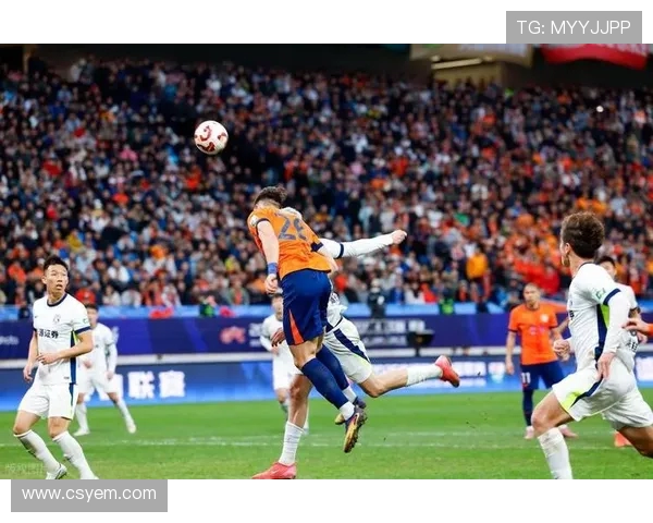 足球比赛中的高空球争夺与头球技巧 足球比赛中的高空球争夺与头球技巧